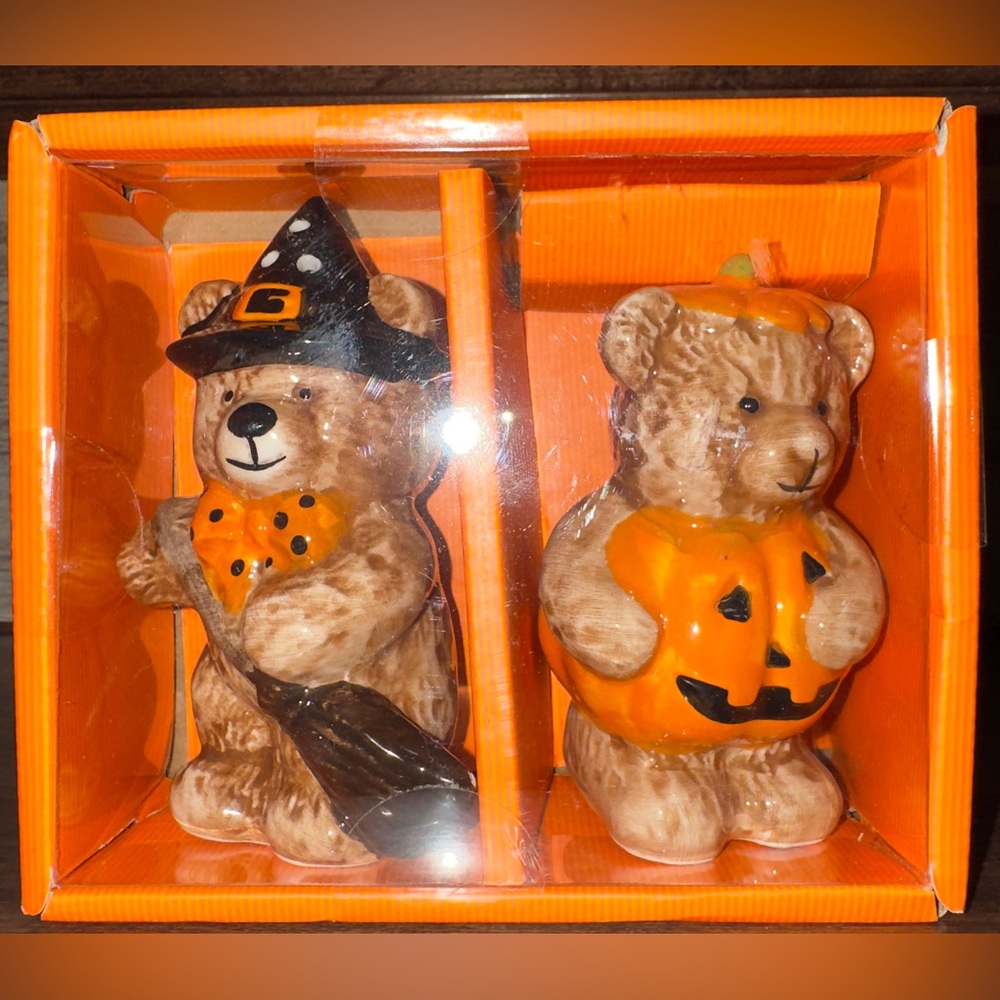 CREEPY CRITTERS 🥰 Teddy Bears 🐻 🐻 Witch 🧙 & Halloween Pumpkin 🎃Salt & Pepper Set